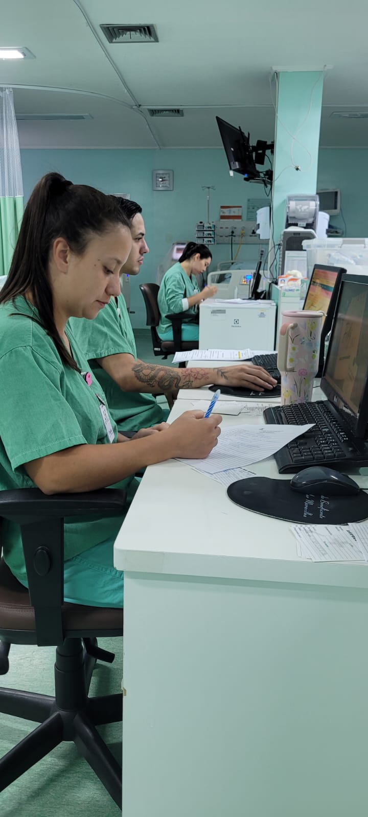 Profissionais da UTI participam de avaliação teórica para fortalecimento da assistência.