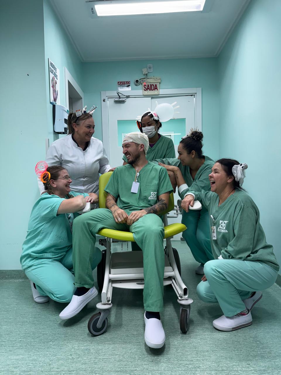 Sorrisos que Curam: UTI do Hospital São José Promove "Dia do Cabelo Maluco"